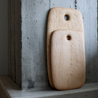 美しい曲線と滑らかな肌触りが特徴のカッティングボード｜Edward Wohl