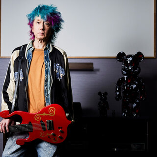 “奇才レフティ”の異名をとる、BUCK-TICKのギタリスト今井寿の愛機『BT-MM』をフィーチャーしたBE@RBRICKとフォトＴシャツが登場｜MEDICOM TOY