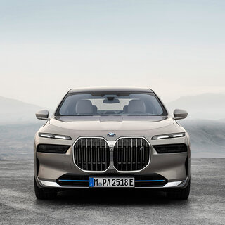ＢＭＷのフラッグシップセダン、新型「 7シリーズ」販売開始──初のBEV「i7」もラインナップ｜BMW