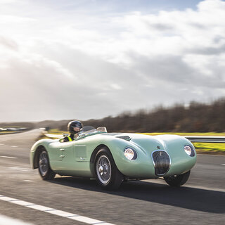 約70年の時を経て新車として蘇る、往年の名車Cタイプ｜Jaguar