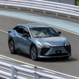 レクサス「RZ」のステアバイワイヤ搭載モデル（プロトタイプ）に試乗──持ち替えなしでハンドル操作が自由自在｜LEXUS