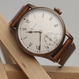 エイジングを楽しめる、清楚な大人顔のブロンズケースモデル｜STOWA