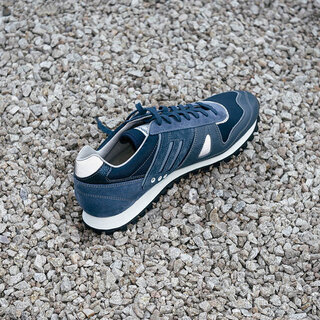 旧式ランニングシューズの製造法を採用。旧式の製法によるシューズにニューカラー｜Sýr/ZDA