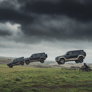 『007／ノー・タイム・トゥ・ダイ』に登場したディフェンダーがチャリティオークションに！｜Jaguar Land Rover