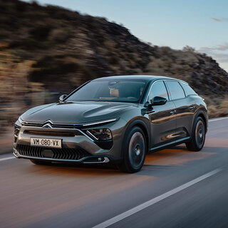 セダン、ステーションワゴン、SUVの融合!?──シトロエンの新フラッグシップモデルC5 X日本上陸｜Citroën