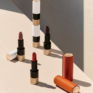 「ルージュ・エルメス」に秋を彩るニューカラーが仲間入り。限定カラーのリップレーザーケースも登場｜HERMÈS