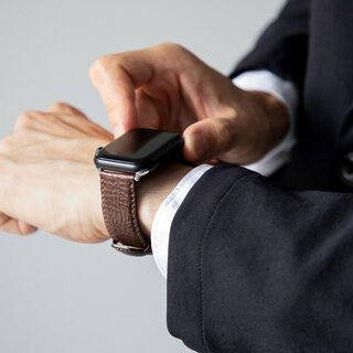 経年変化を存分に楽しめる日本のオイルヌメ革で上質感をプラス！「Apple Watch専用レザーバンド」｜TSUCHIYA‐KABAN