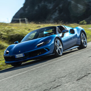 フェラーリ296GTSにイタリアで試乗──クルマを操る純粋な喜びをとことん味わわせてくれる｜Ferrari