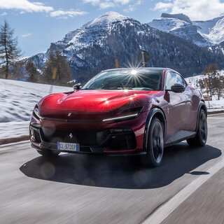 フェラーリプロサングエに北イタリアで試乗──快適性と多用途性を兼ね備えたオールラウンドスーパーカー｜Ferrari