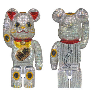 クリスタルを使用し、LIGHTS STYLEがデコレーションした究極の「招き猫」BE@RBRICK | MEDICOM TOY