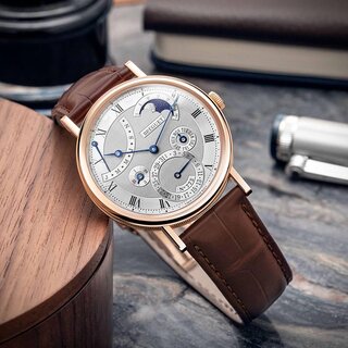 パーペチュアルカレンダーに新たなアレンジを加えた「クラシック パーペチュアルカレンダー 7327」｜BREGUET