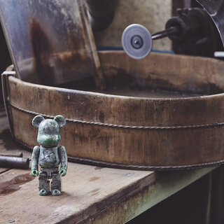 日本一の宝飾産地、山梨の伝統工芸を世界へ発信！ ヒスイ（翡翠）を加工した200％ BE@RBRICK | MEDICOM TOY