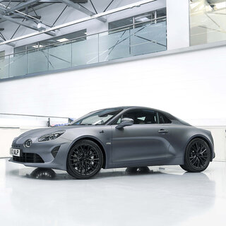 F1マシンのカーボン技術と素材を採用する限定車「アルピーヌ A110 S エンストン」が登場｜ALPINE