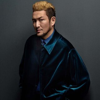 「ランバン コレクション メンズ」俳優・中村獅童が知的に着こなすブルーの世界｜LANVIN COLLECTION