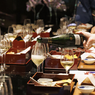 シャンパーニュで乾杯！ それは幸せを確認し合うこと｜Nicolas Feuillatte