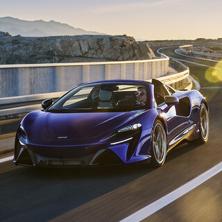 PHEVハイパーカー、アルトゥーラに待望のオープンモデル誕生｜McLaren
