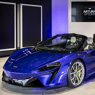 マクラーレン初のハイパフォーマンス ハイブリッド コンバーチブル「アルトゥーラ スパイダー」が日本上陸｜