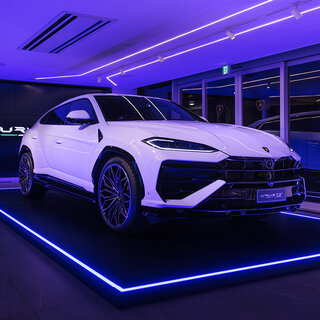 システム最高出力800ps──ランボルギーニ初となるPHEVスーパーSUV「ウルスSE」が日本上陸｜Lamborghini