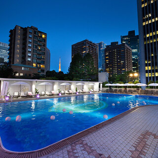 都会の真ん中でリゾート気分。「ANAインターコンチネンタルホテル東京」のプールサイドラウンジがオープン！｜TRAVEL