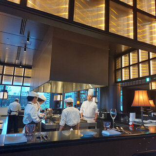 刻々と移ろう東京タワービューとエネルギッシュなライブキッチンに魂が心地よく揺さぶられる体験を｜JANU TOKYO