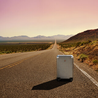 共に未知なる世界へ。ハンティング・ワールドから、ハードシェルトロリーバッグが登場｜HUNTING WORLD