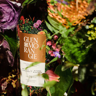 フラワーアーティスト・東 信がグレンモーレンジィと造り上げた「森羅万象」を描くウイスキーを試す