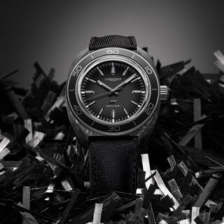 ロンジンの新作はカーボンを使用した意欲モデル