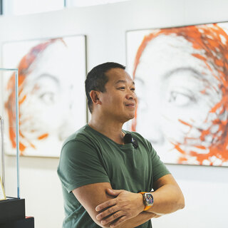 線と色彩が織りなす人間の物語——フランス国家功労勲章騎士のアーティスト、ホム・グエン氏 来日インタビュー