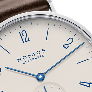 ノモスのウオッチに宿る「ベロ藍」と浮世絵の美