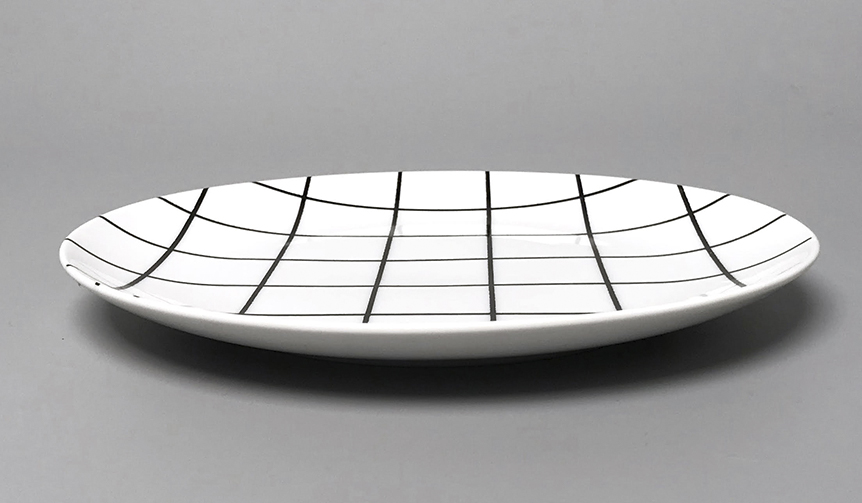 グリッドを纏ったプレートが食べ物を様々な表情に｜Swimsuit Department 