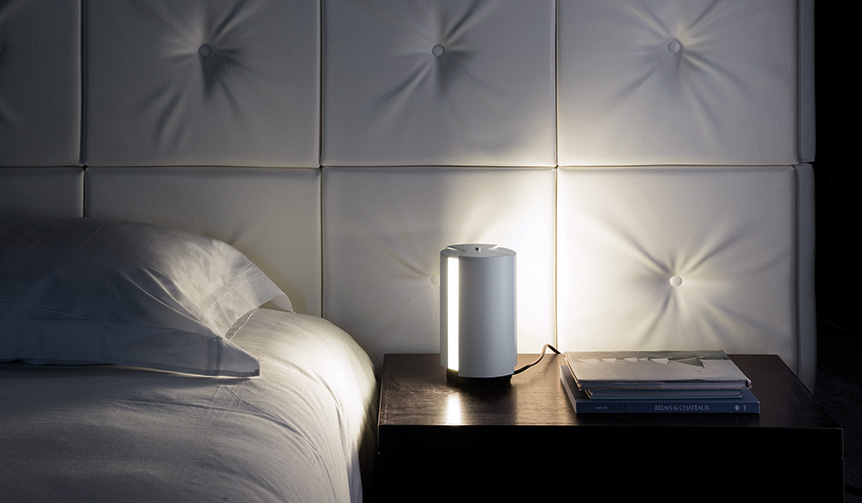 光の強弱を必要に応じて調整可能。シャルロット・ペリアンによるテーブルランプ｜NEMO