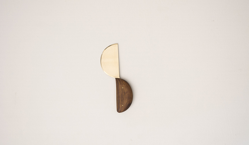 真鍮の美しさと特性を活かしつつ、使い勝手にも配慮。有機的なフォルムのナイフ|Lue