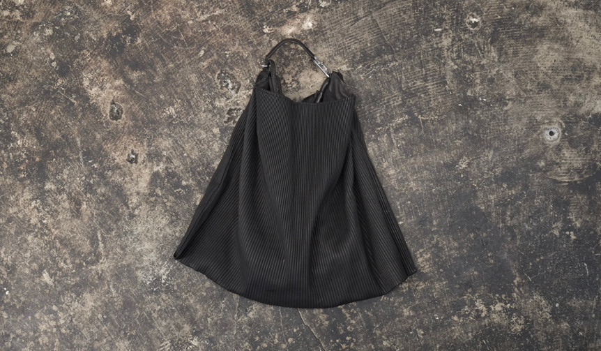 ピッグレザーの質感とプリーツを掛け合わせた新感覚バッグ｜T.A.S