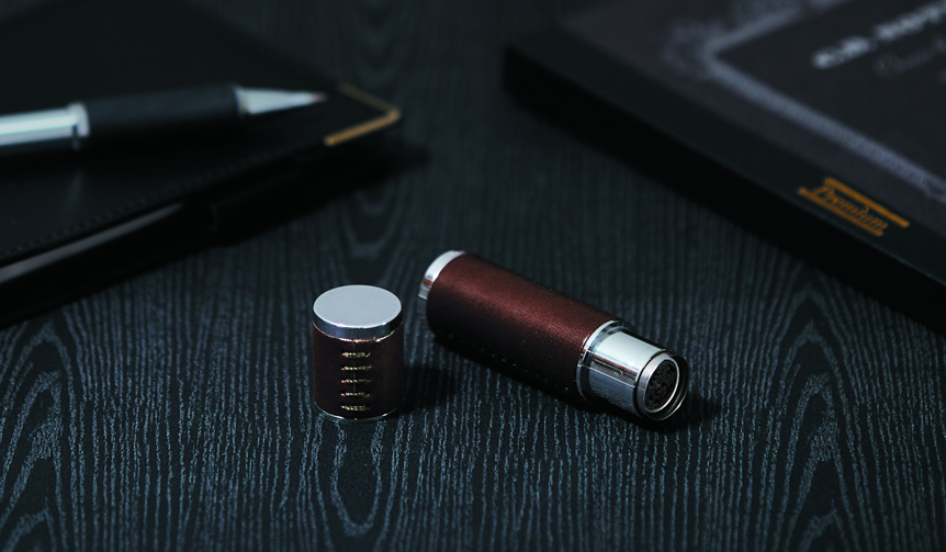 金属製ボディに上質な牛革素材を施したこだわりのネーム印｜Shachihata