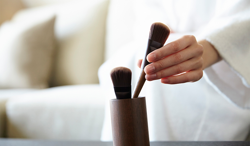 顔をケアするブラシ「Naderu brush(ナデルブラシ)」|SHAQUDA