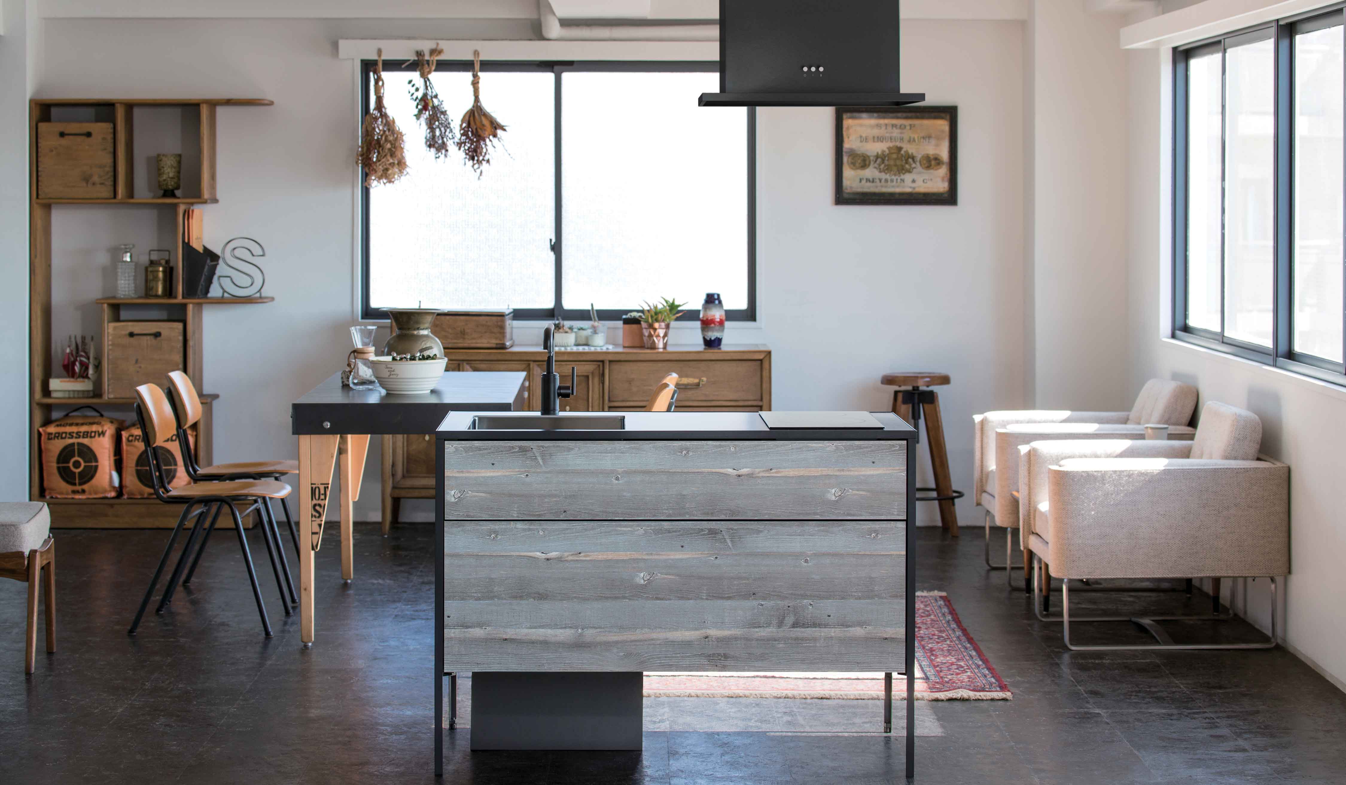 現代のライフスタイルに応える、デザイン性の高いコンパクトキッチン｜sanwacompany