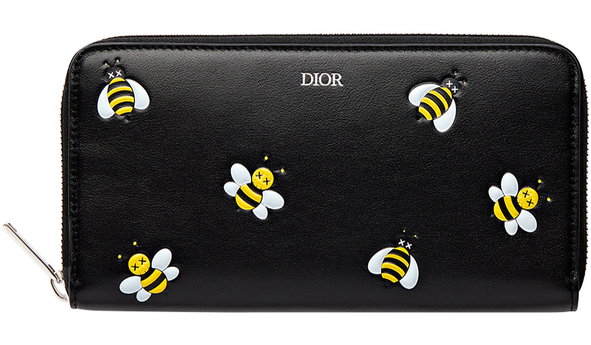 KAWSデザインの“BEE”をあしらったレザーアイテム|DIOR