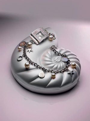 SWATCH ｜クリスマスにぴったりなスウォッチの時計とビジュー