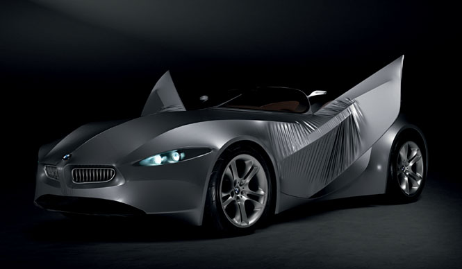 繊維を纏うBMWは、生き物のように動く