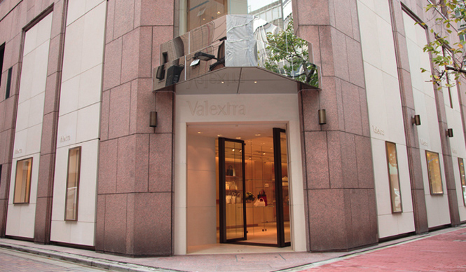 Valextra｜ヴァレクストラの精神を象徴する旗艦店の3周年記念アイテム