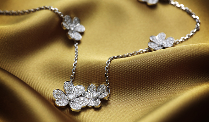 夜に煌く宝石の魔法｜装いの決め手となるジュエリースタイル VAN CLEEF & ARPELS