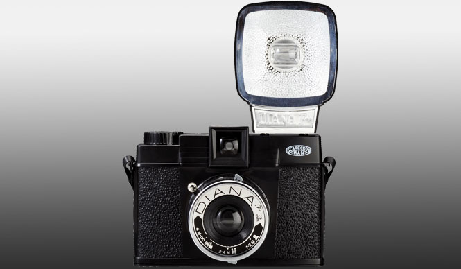 あたたかみあるアナログなコラボ──トイカメラ「DIANA F+」