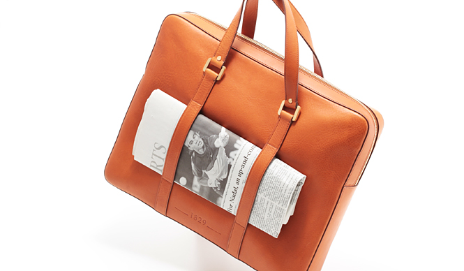 「デルボー」から新作メンズバッグ“Newspaper Bag”登場