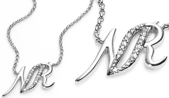 ニナ リッチ｜流麗なハンドライティングがエレガントなペンダント