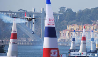 BREITLING｜「ブライトリング・ブライダル・フライト2010」でレッドブル・エアレースのレポーターに