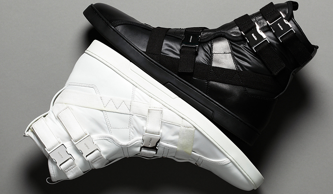 GUCCI｜ハーネスのディテールでモードなハイカットスニーカー