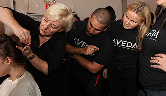 AVEDA｜クリスチャン・シリアノ2010年秋冬コレクションの「グラマラスなアップスタイル」