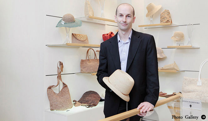 HELEN KAMINSKI|帽子職人がラフィア素材の帽子の魅力を語る
