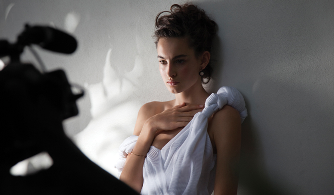 BOTTEGA VENETA｜初のフレグランス発表にあわせ、ブルース・ウェーバー撮影のショートフィルムを公開