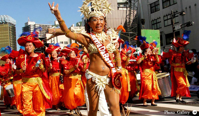 復興を祈願した「青山ワールドパレード」を開催